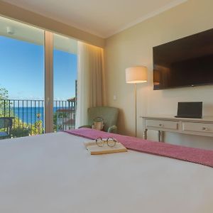 Double or Twin Room Lateral Sea View Balcony